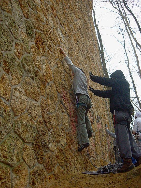 Sortie escalade au viaduc des Fauvettes avec le COC en février 2011