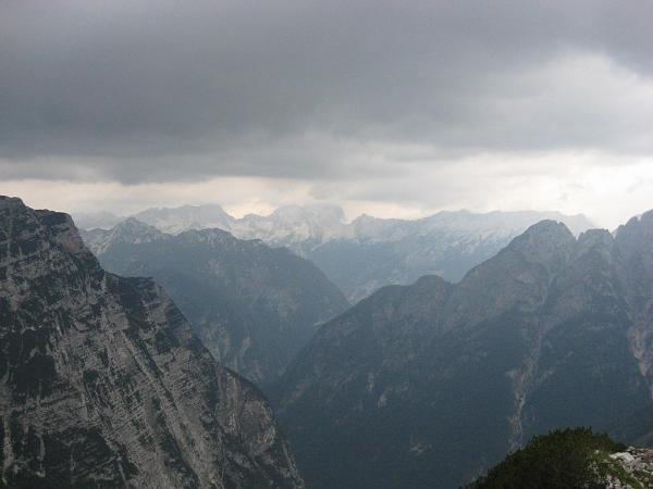 Parc du Triglav en Slovénie - De Tržaška Koča na Doliču à Koča na Prehodavcih par la falaise