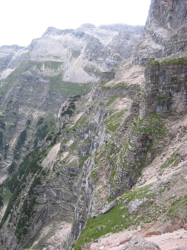 Parc du Triglav en Slovénie - De Tržaška Koča na Doliču à Koča na Prehodavcih par la falaise